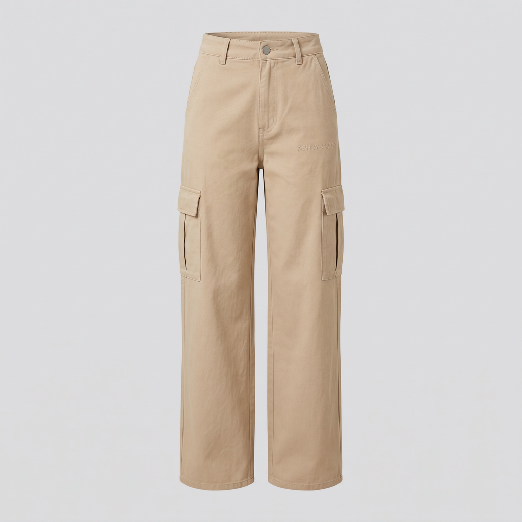 Pantalon cargo large en toile, sable, vue de face — ASHBY & LOOM