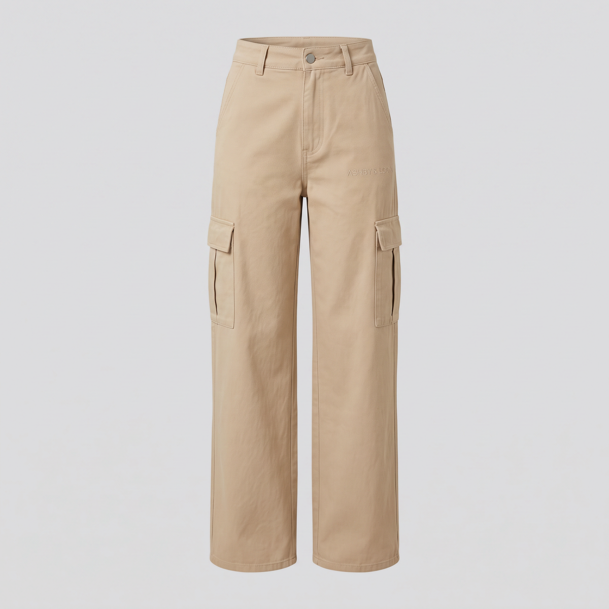 Pantalon cargo large en toile, sable, vue de face — ASHBY & LOOM